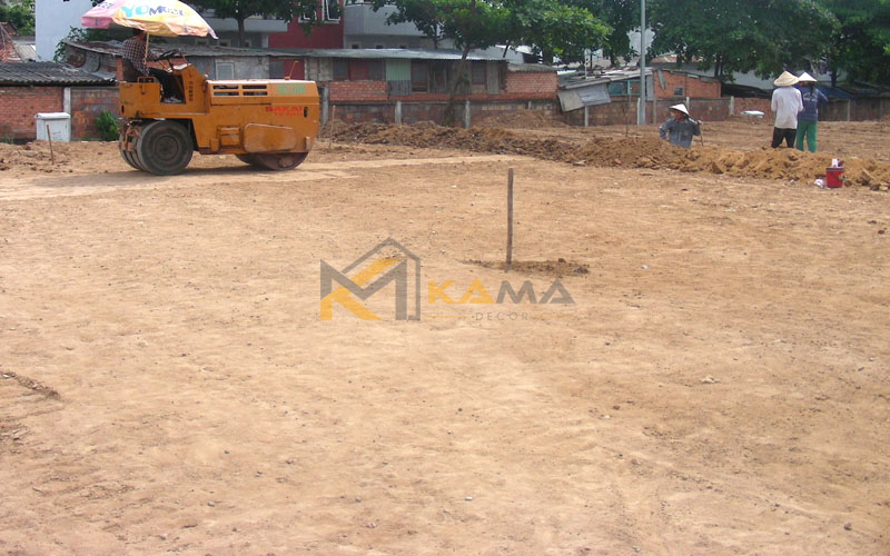 Lu ủi làm cứng mặt sân